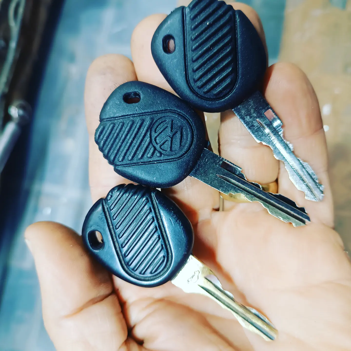 Três chaves codificadas da Volkswagen na mão do chaveiro